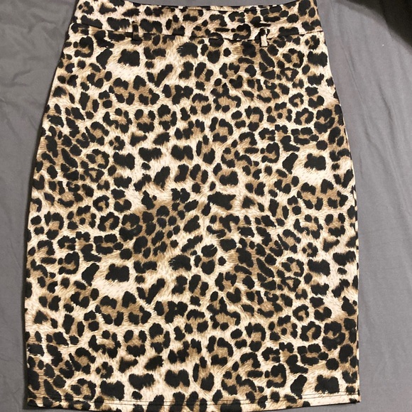 Chocolate Usa Dresses & Skirts - Elegant Soft Stretch Leopard Print Pencil Skirt Marked Large Fits Small